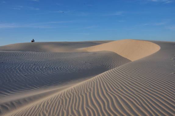 No alto da duna nos Pequenos Lençóis, região de Paulino Neves - MA